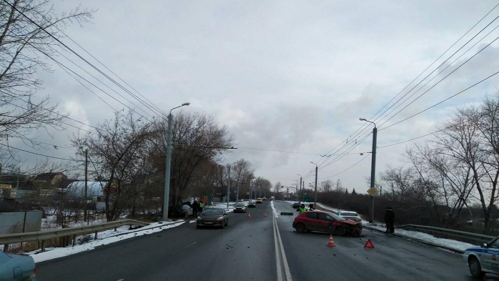 Женщина и ребенок пострадали в массовом ДТП в Челябинске (2)