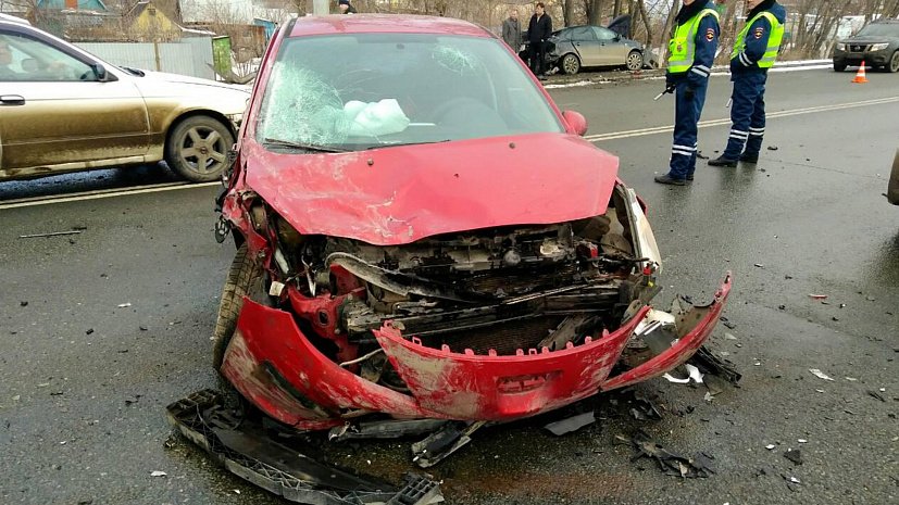 Женщина и ребенок пострадали в массовом ДТП в Челябинске (3)