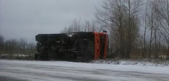 В Гатчинском районе опрокинулся большегруз