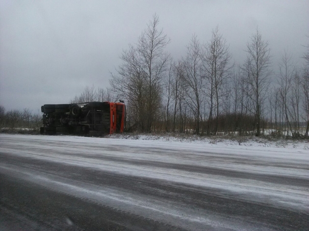 В Гатчинском районе опрокинулся большегруз