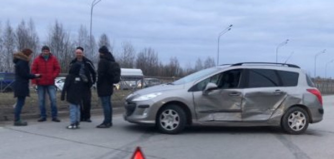В Санкт-Петербурге на перекрестке разбились две иномарки