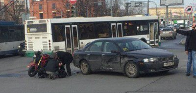 Неудачное открытие сезона: в Петербурге мотоциклист попал в ДТП