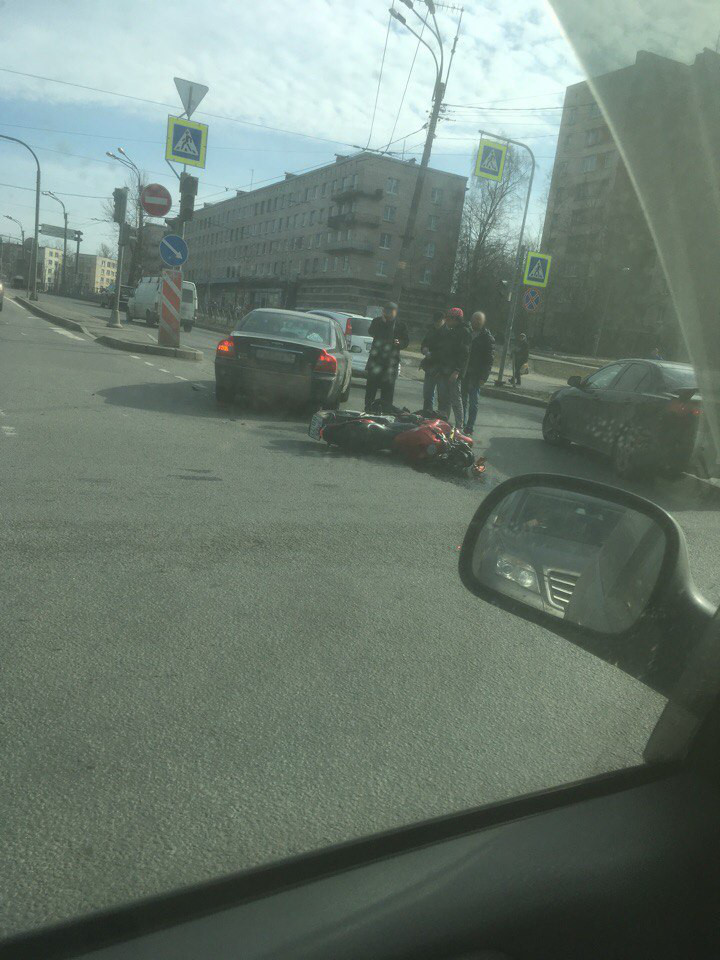 Неудачное открытие сезона в Петербурге мотоциклист попал в ДТП (2)