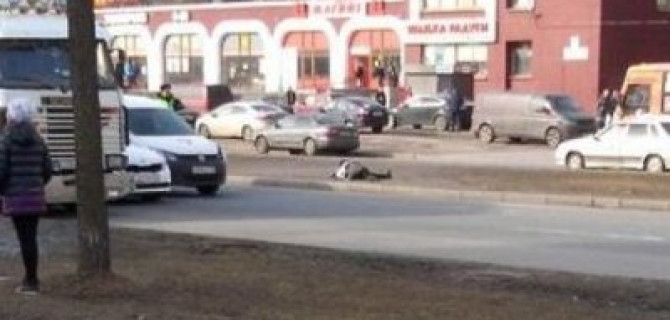 В Петербурге иномарка насмерть сбила женщину