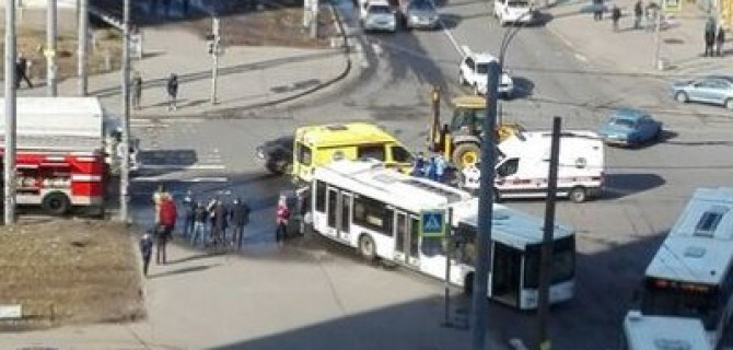 В Петербурге в ДТП с автобусом пострадал водитель иномарки