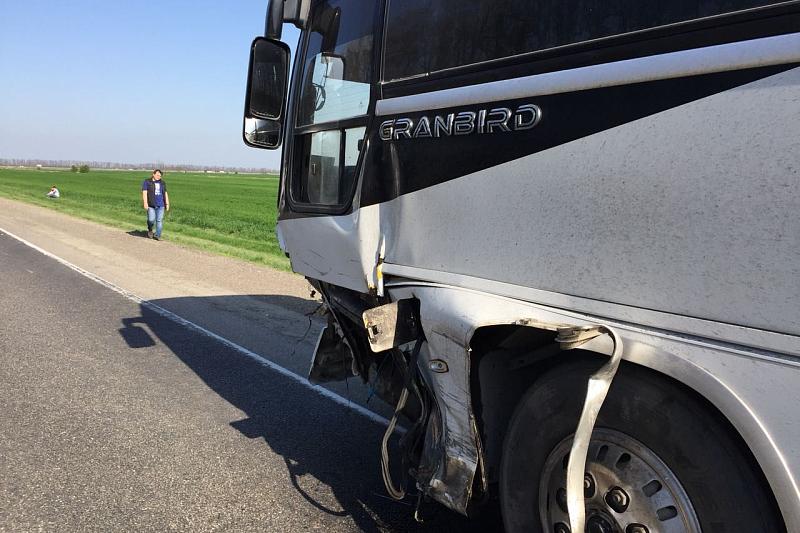 Под Краснодаром произошло массовое ДТП с автобусом (2)