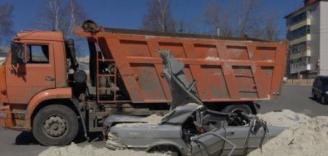 В Тамбове КамАЗ засыпал «Волгу» песком – погиб человек