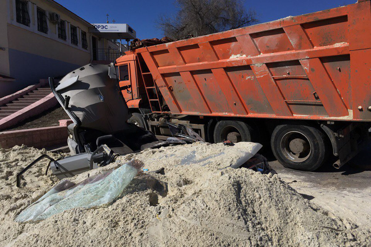 В Тамбове КамАЗ засыпал «Волгу» песком – погиб человек (4)