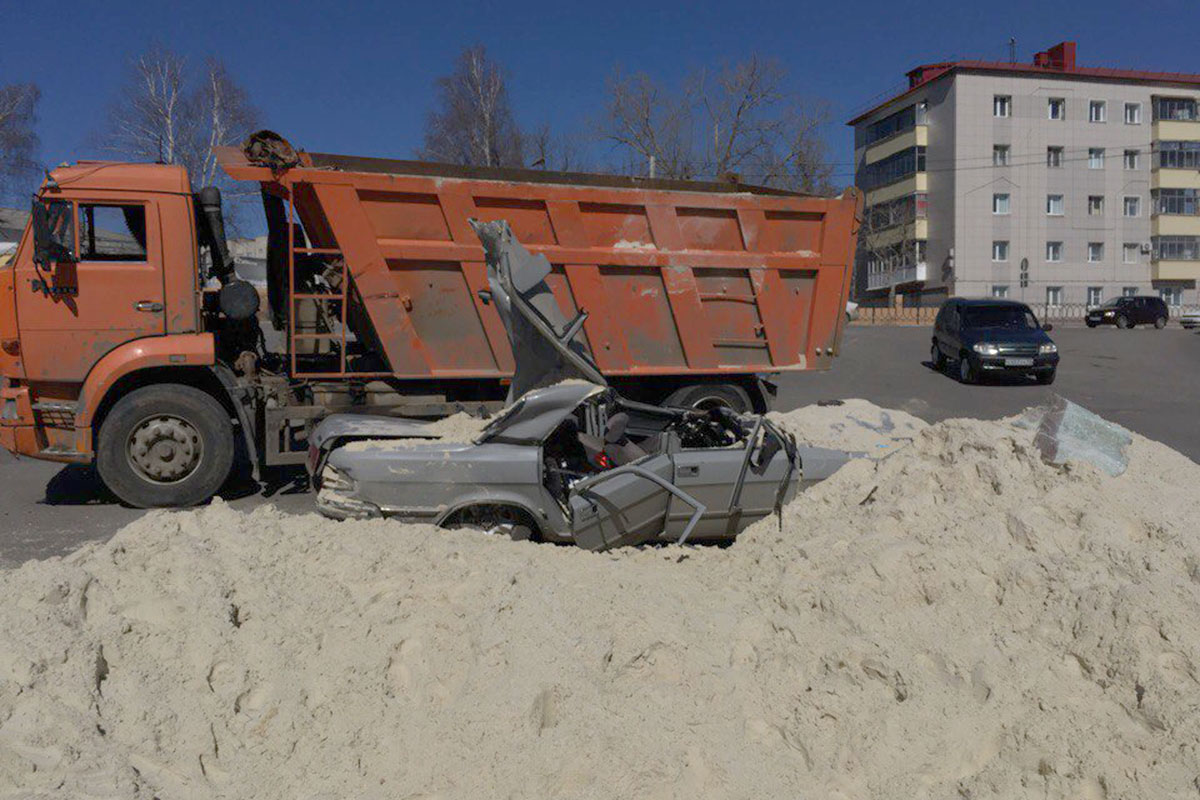 В Тамбове КамАЗ засыпал «Волгу» песком – погиб человек (3)