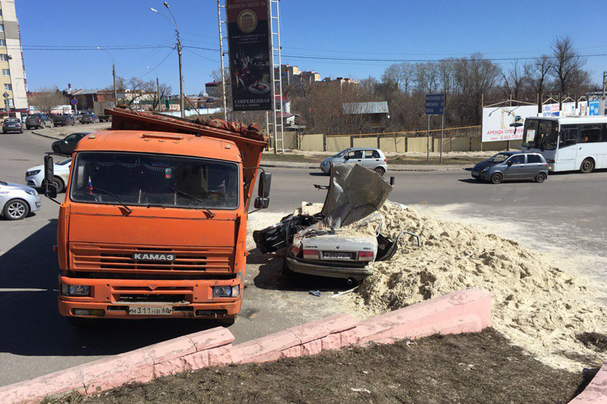 В Тамбове КамАЗ засыпал «Волгу» песком – погиб человек (2)