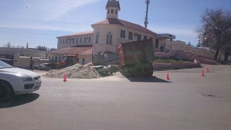 В Тамбове КамАЗ засыпал «Волгу» песком – погиб человек (1)
