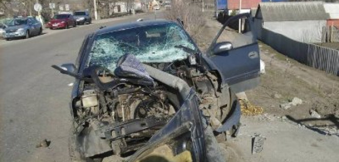 В Боброве иномарка врезалась в забор – погибла девушка-водитель