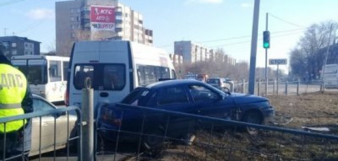 В Омске пьяный водитель устроил ДТП и сбежал