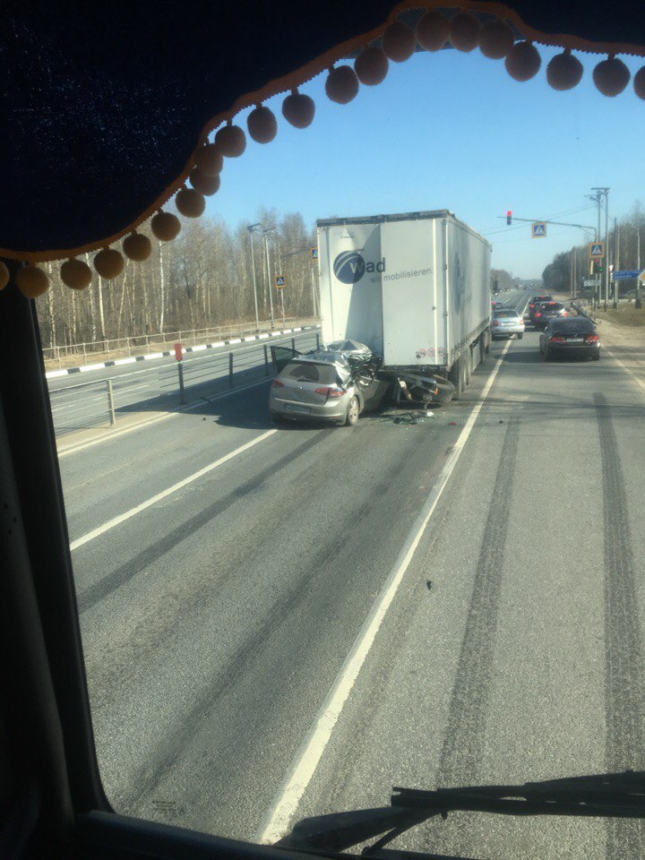 Водитель иномарки погиб в ДТП с фурой в Ярославской области (2)