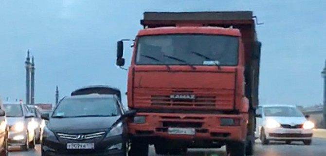 «КамАЗ» и автомобиль «Такси Пулково» столкнулись посреди Благовещенского моста в Санкт-Петербурге