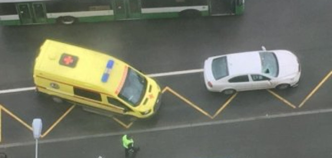 В Петербурге иномарка сбила молодого человека