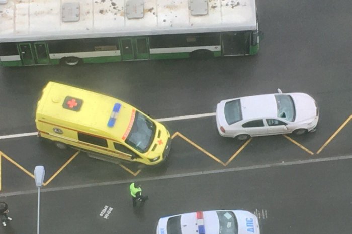 В Петербурге иномарка сбила молодого человека