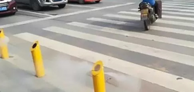 В Китае придумали фонтан-шутиху для пешеходов, переходящих дорогу на красный