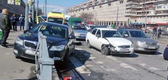 В Петербурге автомобиль сбил трех пешеходов на тротуаре