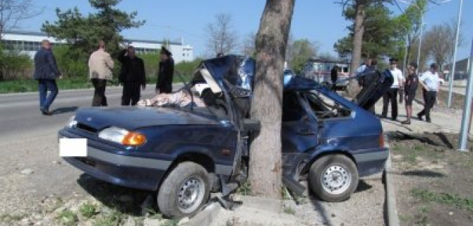 ВАЗ врезался в дерево в Лермонтове – водитель погиб