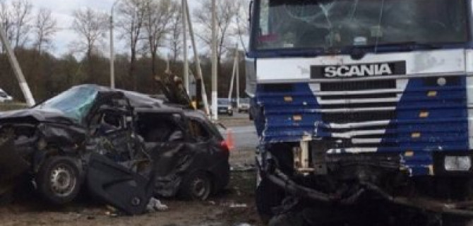 Под Смоленском фура смяла «Ладу» с тремя детьми – один человек погиб