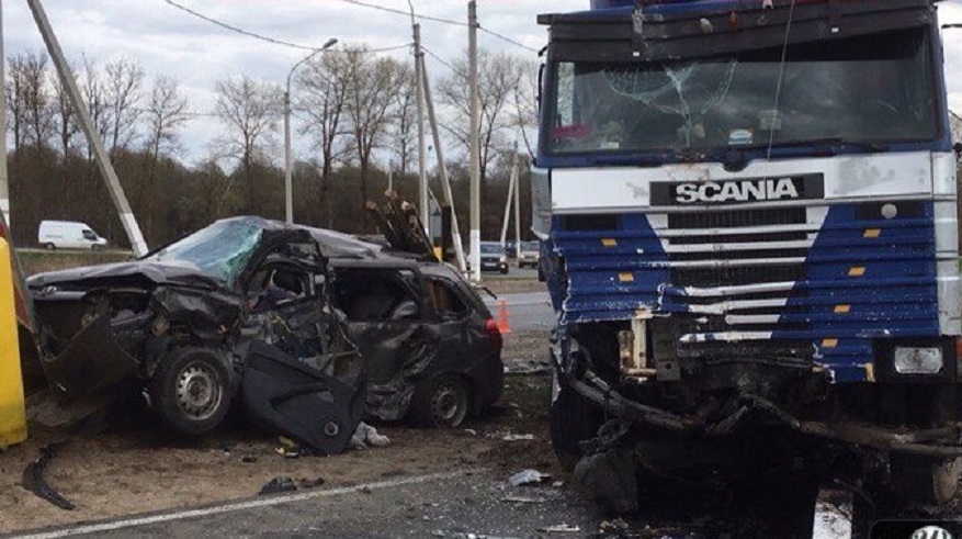 Под Смоленском фура смяла «Ладу» с тремя детьми – один человек погиб