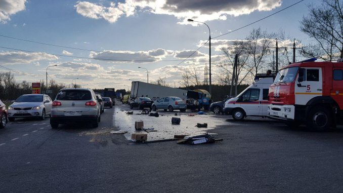 В массовом ДТП под Орлом пострадали два человека (4)