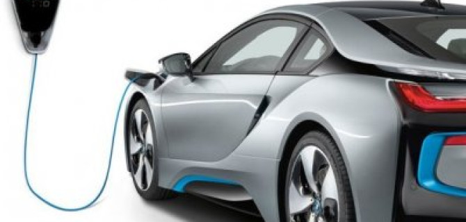 В BMW признали, что электрокары пока проигрывают традиционным автомобилям