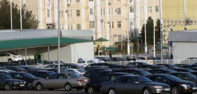 Странная автореформа: в Туркменистане оставят только белые автомобили