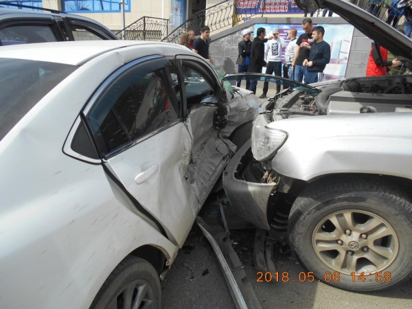 В Чебаркуле водитель с ребенком на коленях устроил массовое ДТП