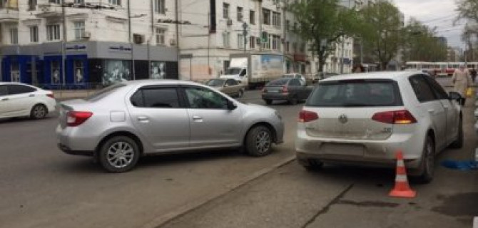 В Самаре иномарка сбила двух пешеходов на тротуаре