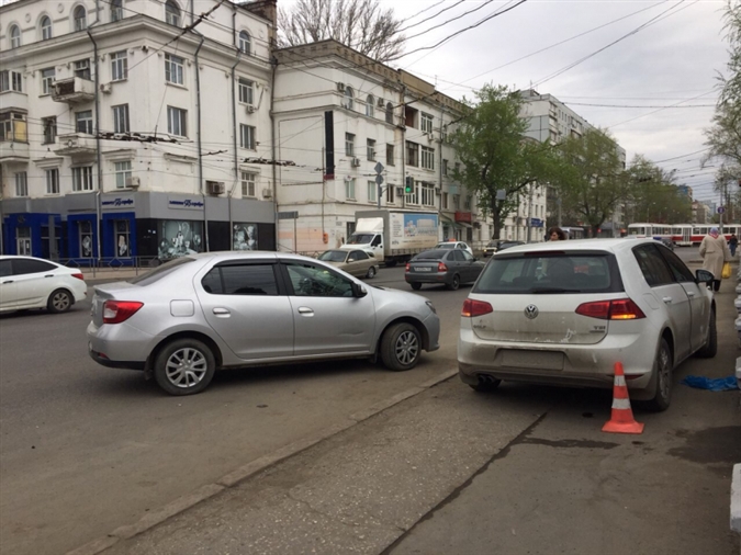 В Самаре иномарка сбила двух пешеходов на тротуаре