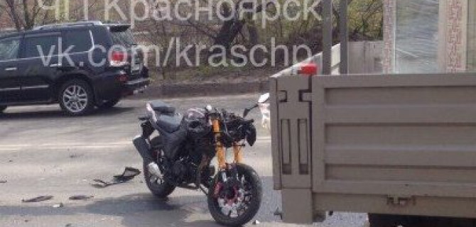 В Красноярске в ДТП с грузовиком погиб мотоциклист