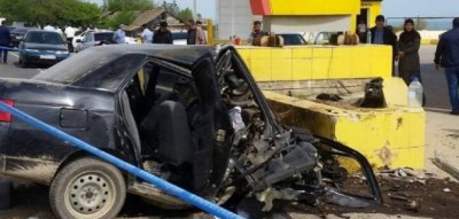 В Дагестане ВАЗ врезался в рекламный щит – погибли трое