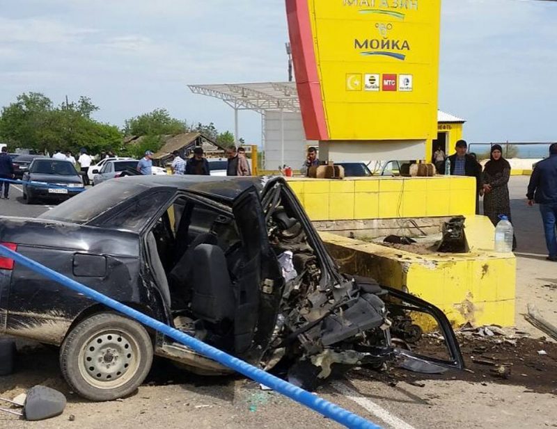 В Дагестане ВАЗ врезался в рекламный щит – погибли трое (1)