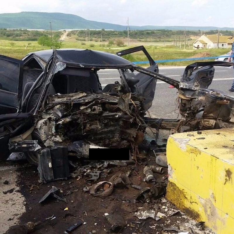 В Дагестане ВАЗ врезался в рекламный щит – погибли трое (2)