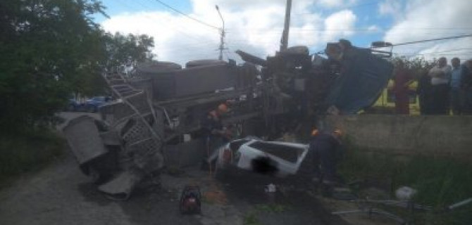 В Ставрополе бетономешалка раздавила «Ниву»: погибли два человека