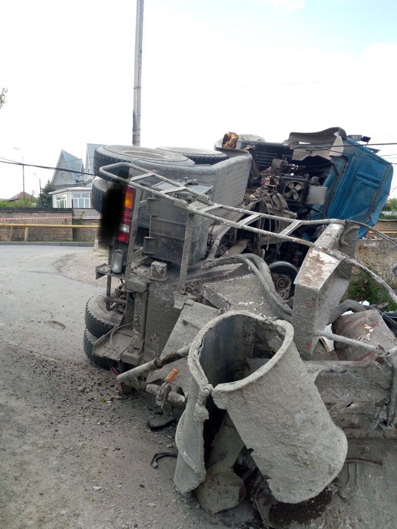 В Ставрополе бетономешалка раздавила «Ниву»  погибли два человека (4)