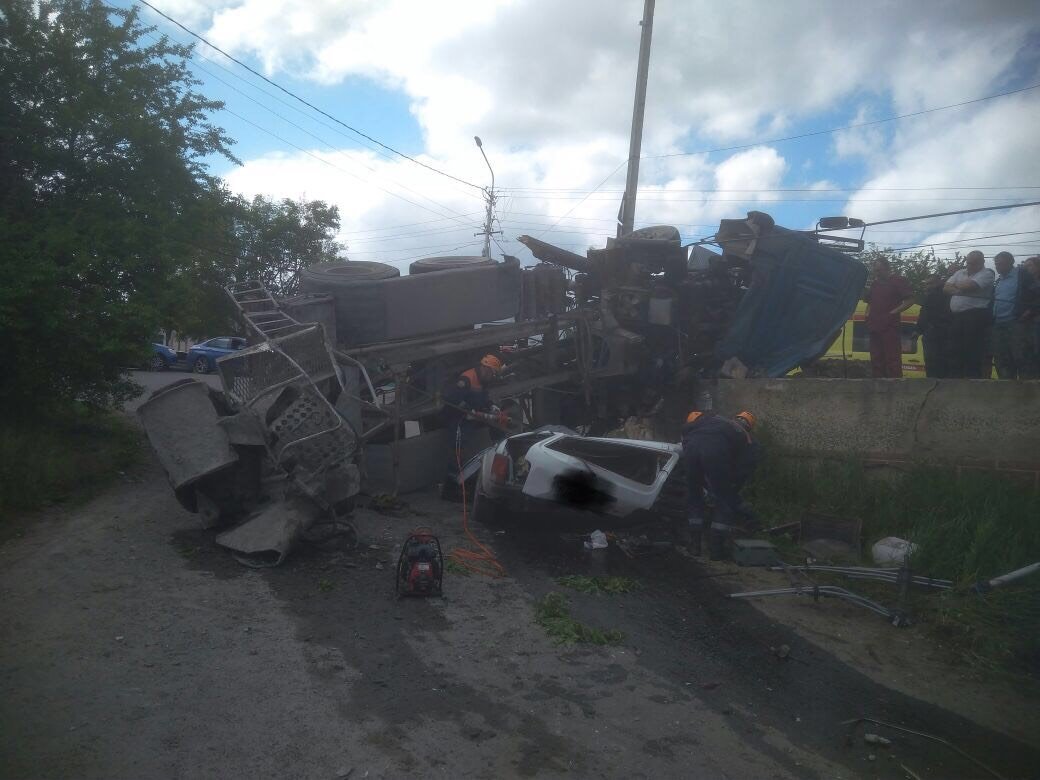 В Ставрополе бетономешалка раздавила «Ниву»  погибли два человека (3)