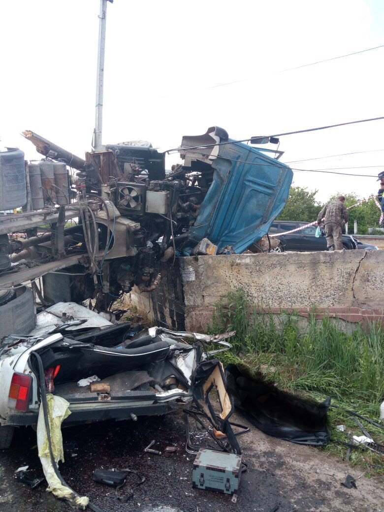 В Ставрополе бетономешалка раздавила «Ниву»  погибли два человека (1)