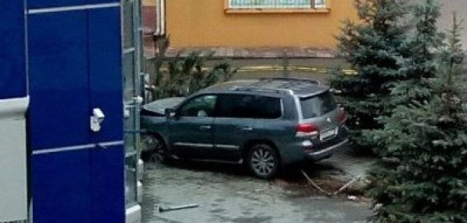 В центре Кемерова иномарка врезалась в здание