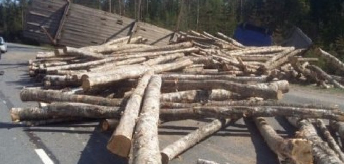 Лесовоз рассыпал бревна по «Скандинавии» после ДТП