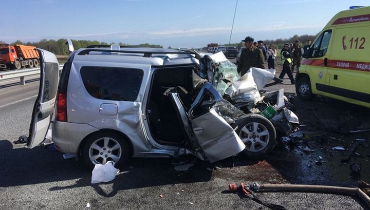 Шесть человек погибли в ДТП с трактором в Башкирии