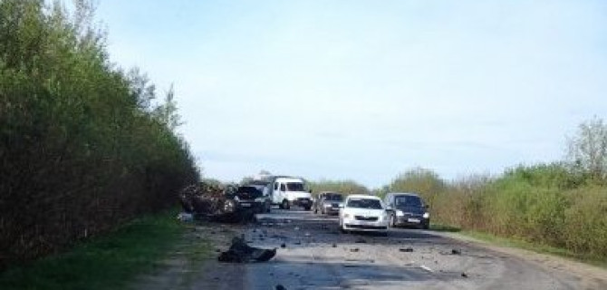 В ДТП в Ленобласти погибли двое мужчин и две девочки