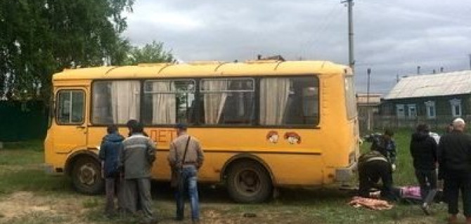 Школьный автобус насмерть сбил женщину в Самарской области