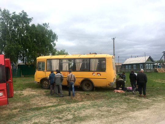 Школьный автобус насмерть сбил женщину в Самарской области (2)