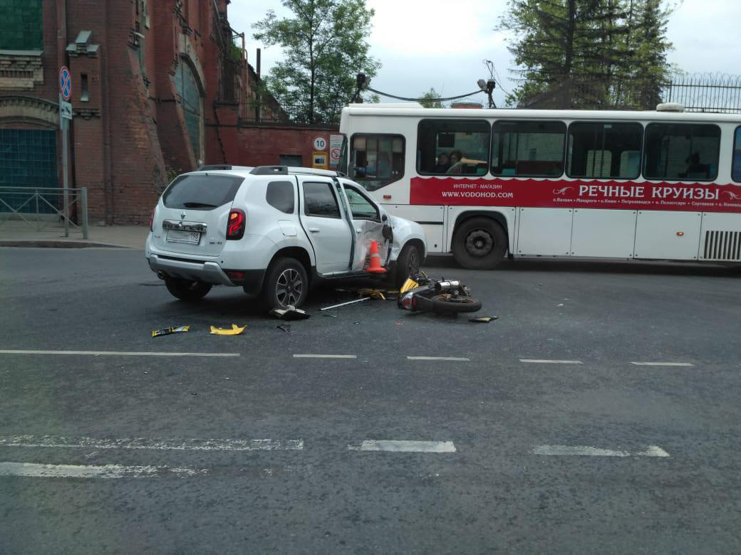 Серьезное ДТП с мотоциклом на проспекте Обуховской Обороны