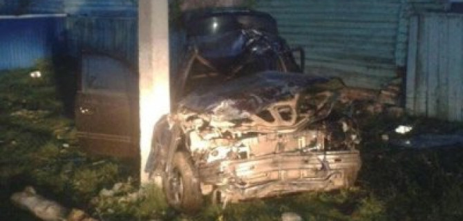 В Башкирии иномарка врезалась в столб - погиб молодой водитель