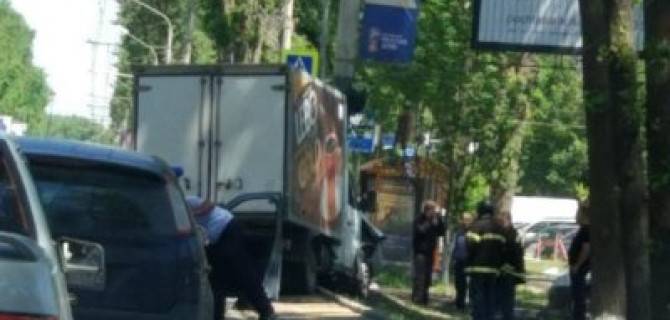 В Ростове «Газель» врезалась в столб – водитель погиб