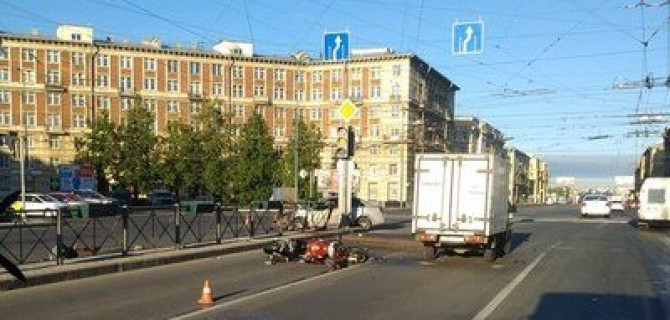 Мотоциклист столкнулся с двумя машинами в Петербурге